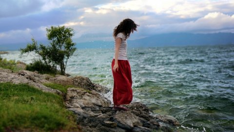 Девушка, море, трава, ветер