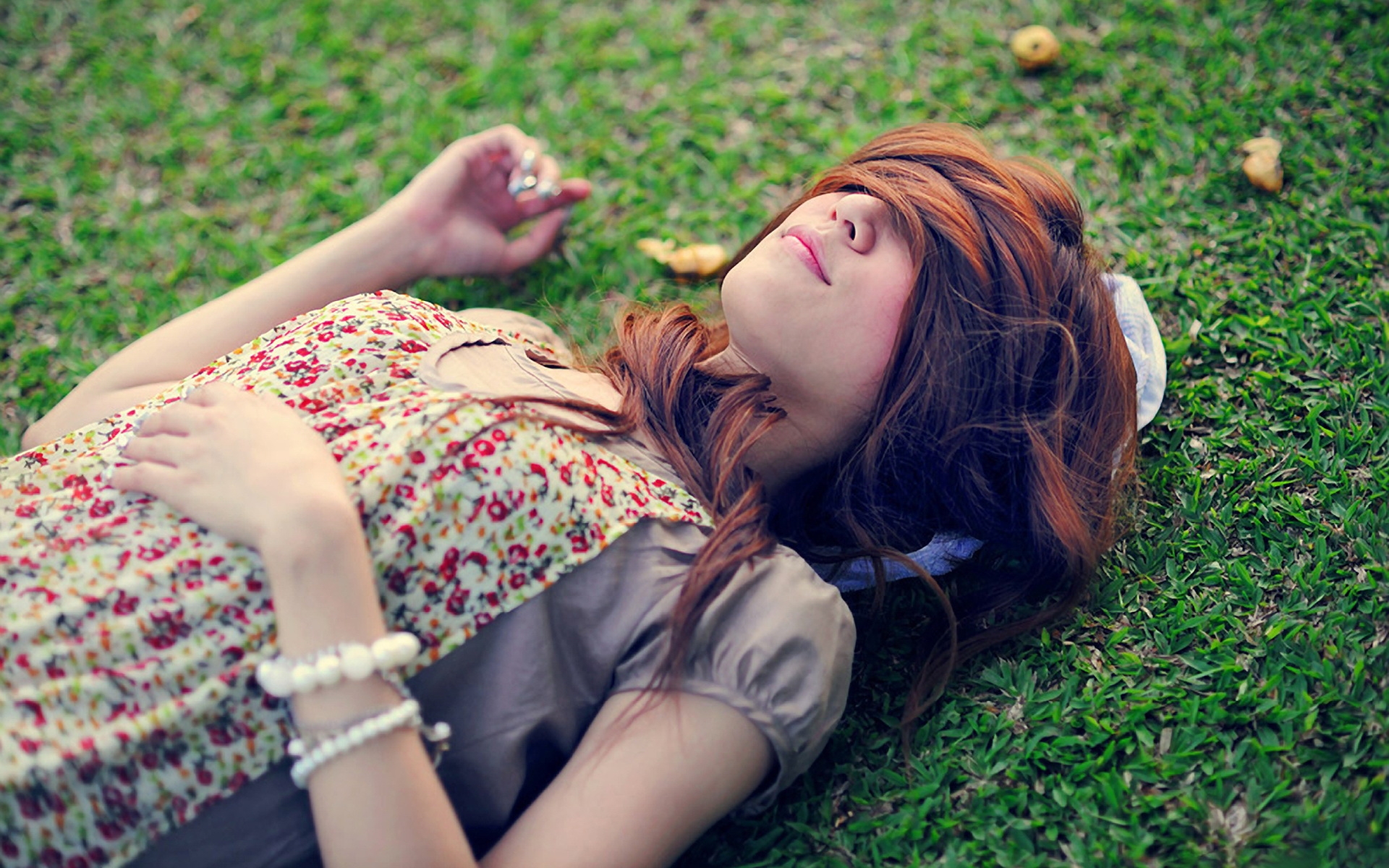 Картинки Девушка, трава, лежа, волосы, отдых фото и обои на рабочий стол