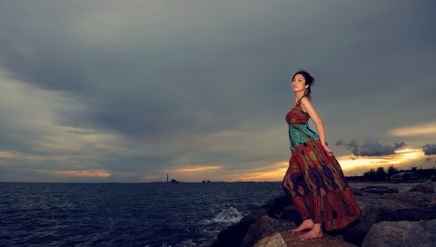 Брюнетка, море, платье, ветер, серфинг