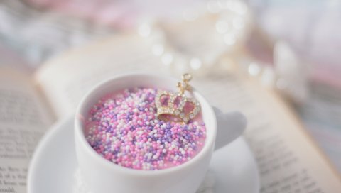 Чашка, книга, бусы, кулоны, броши