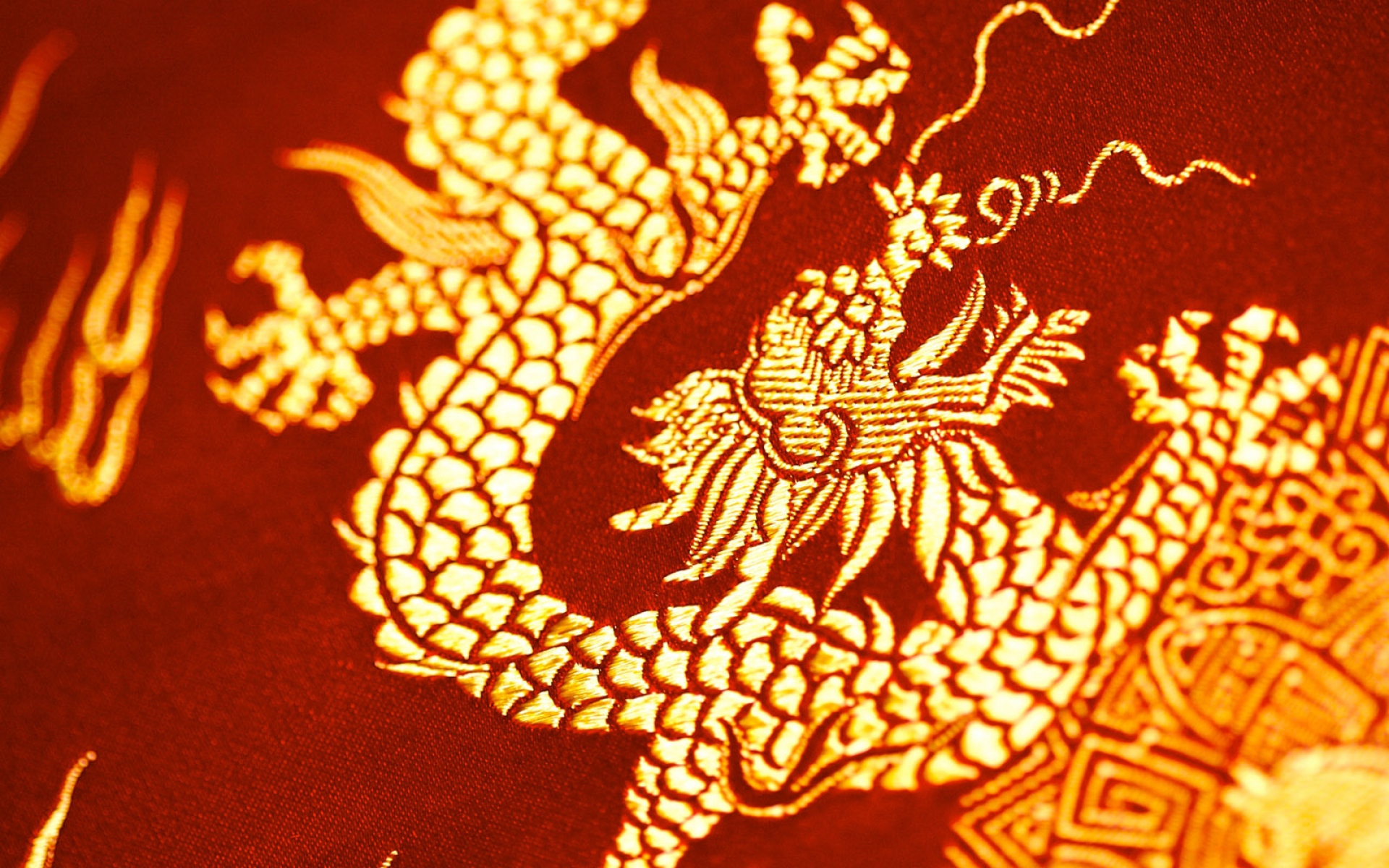 Китайские обои на рабочий стол. Китайский дракон Цинь. Чжунлун китайский дракон. Золотой дракон Китай красный. Китайские узоры на ткани.