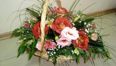 рассел Lisianthus, альстромерия, розы, папоротники, гипсофила, композиция, корзина