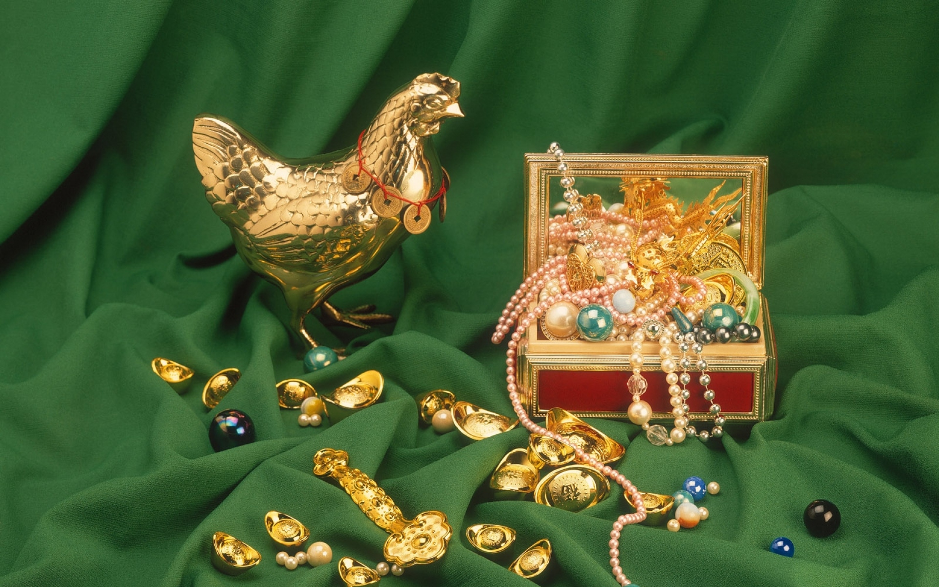 Картинки курица, текстиль, ювелирные изделия, золото фото и обои на рабочий стол