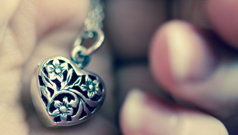 рука,подвеска, сердце