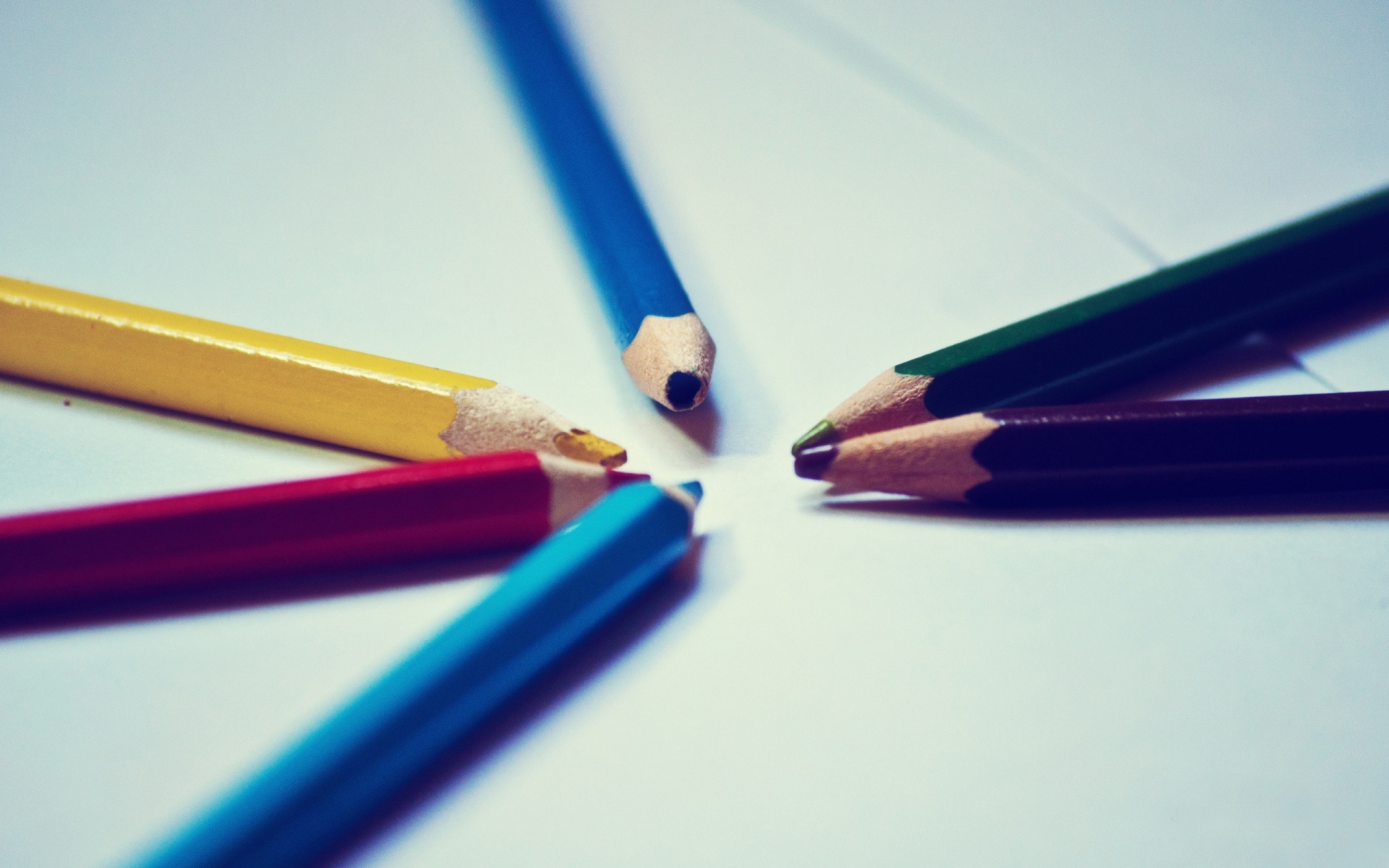 Картинки Цветные карандаши, бумага, краска фото и обои на рабочий стол