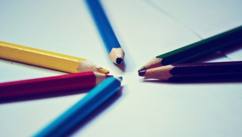 Цветные карандаши, бумага, краска