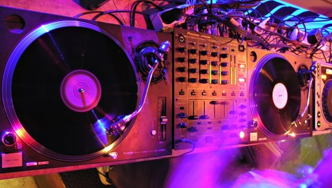 Музыка, танцы, инсталляция, dj