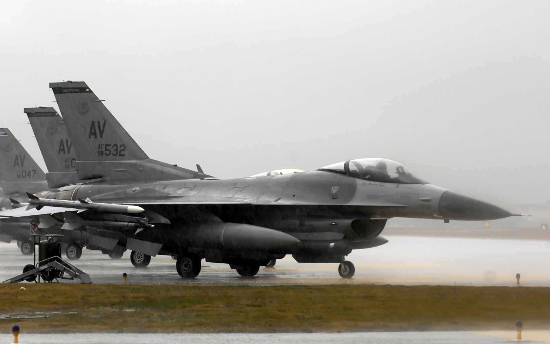 Картинки F-16 боевой сокол, самолет, взлетно-посадочная полоса фото и обои на рабочий стол