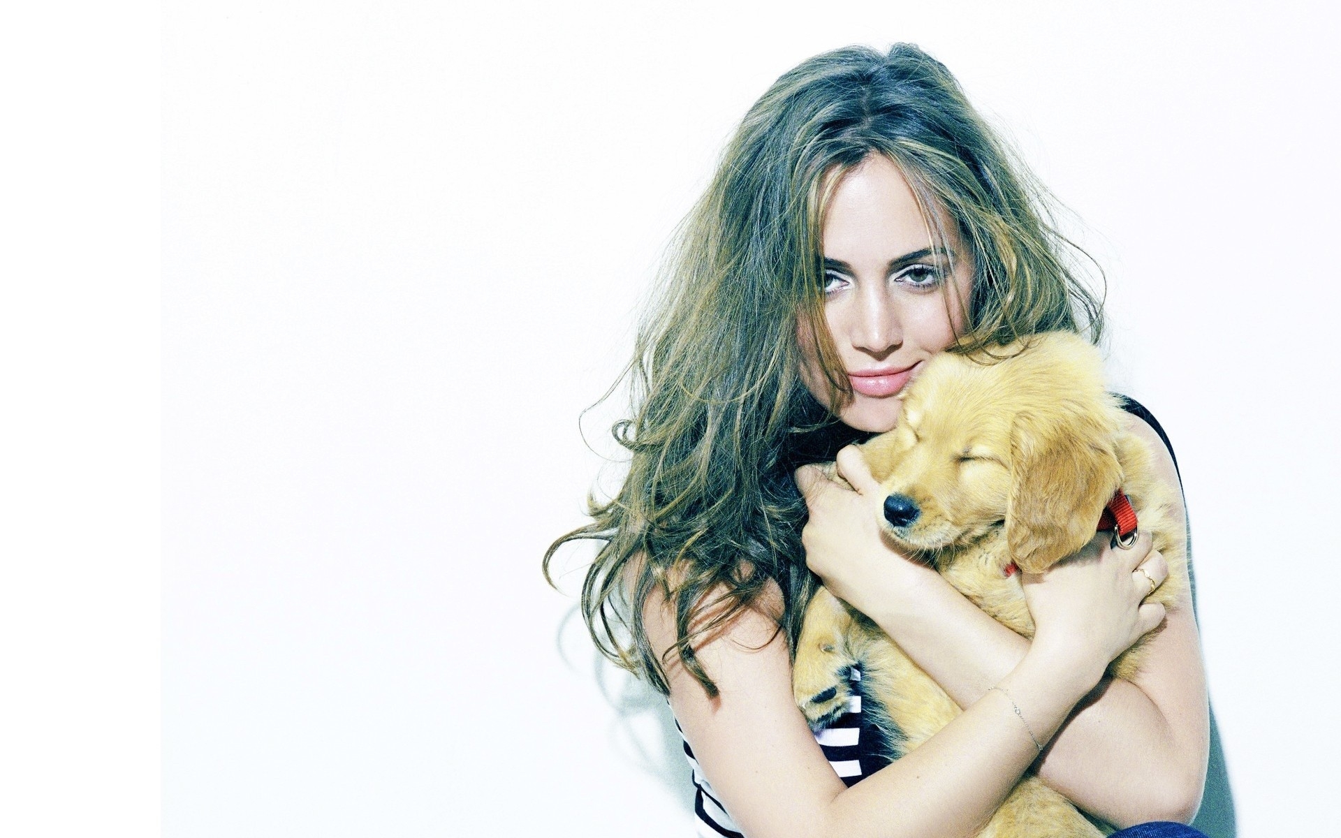 Картинки Eliza dushku, брюнетка, щенок, фотосессия фото и обои на рабочий стол