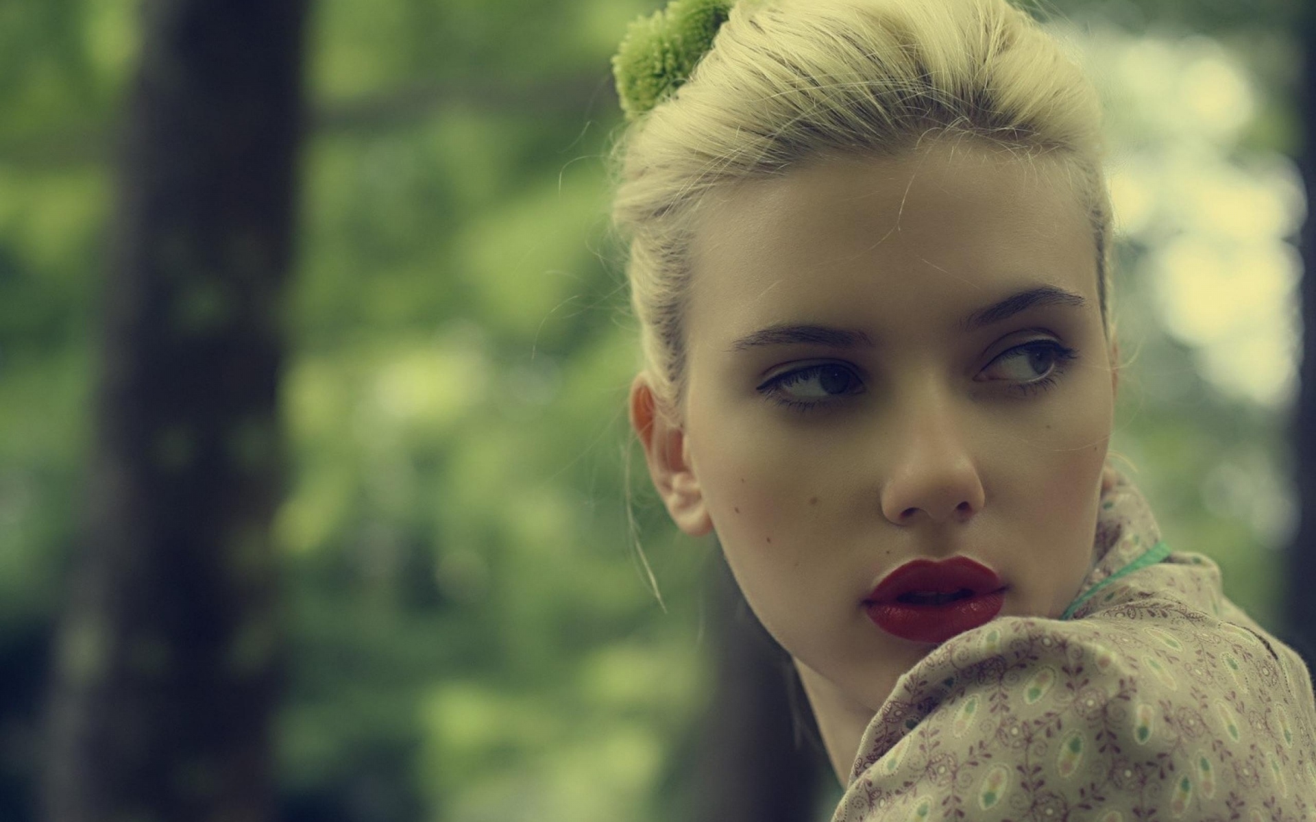 Картинки Scarlett johansson, лицо, помада, макияж, яркие, волосы фото и обои на рабочий стол