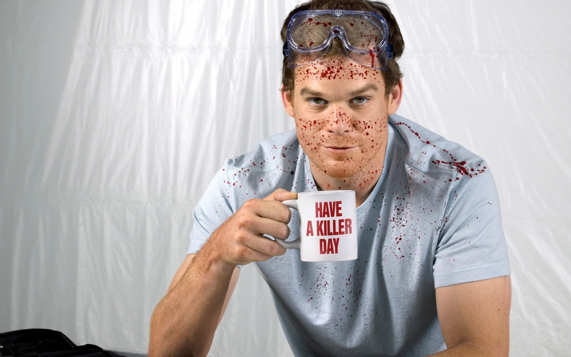 Картинки Dexter, чашка, спрей, кровь, актер, зал майкла фото и обои на рабочий стол