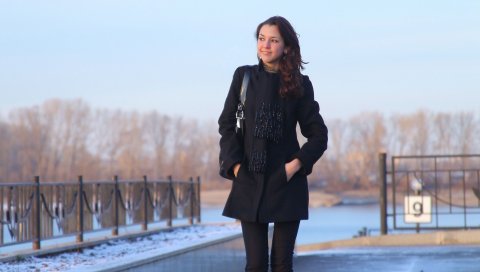 Брюнетка, зима, прогулка, пальто, сумка