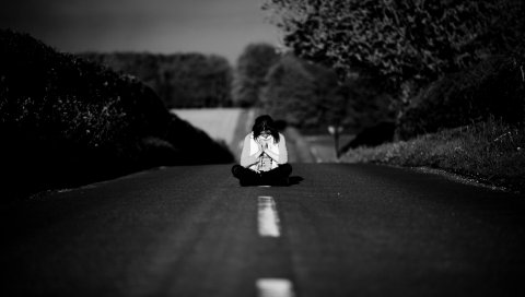 Девушка, дорога, маркировка, природа, черно-белый