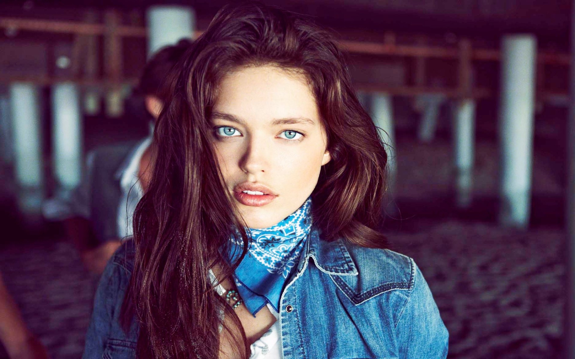 Картинки Emily didonato, брюнетка, джинсы, взгляд, голубоглазый фото и обои на рабочий стол
