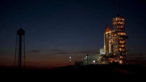 Космодром, стартовая площадка, ночь, ракета