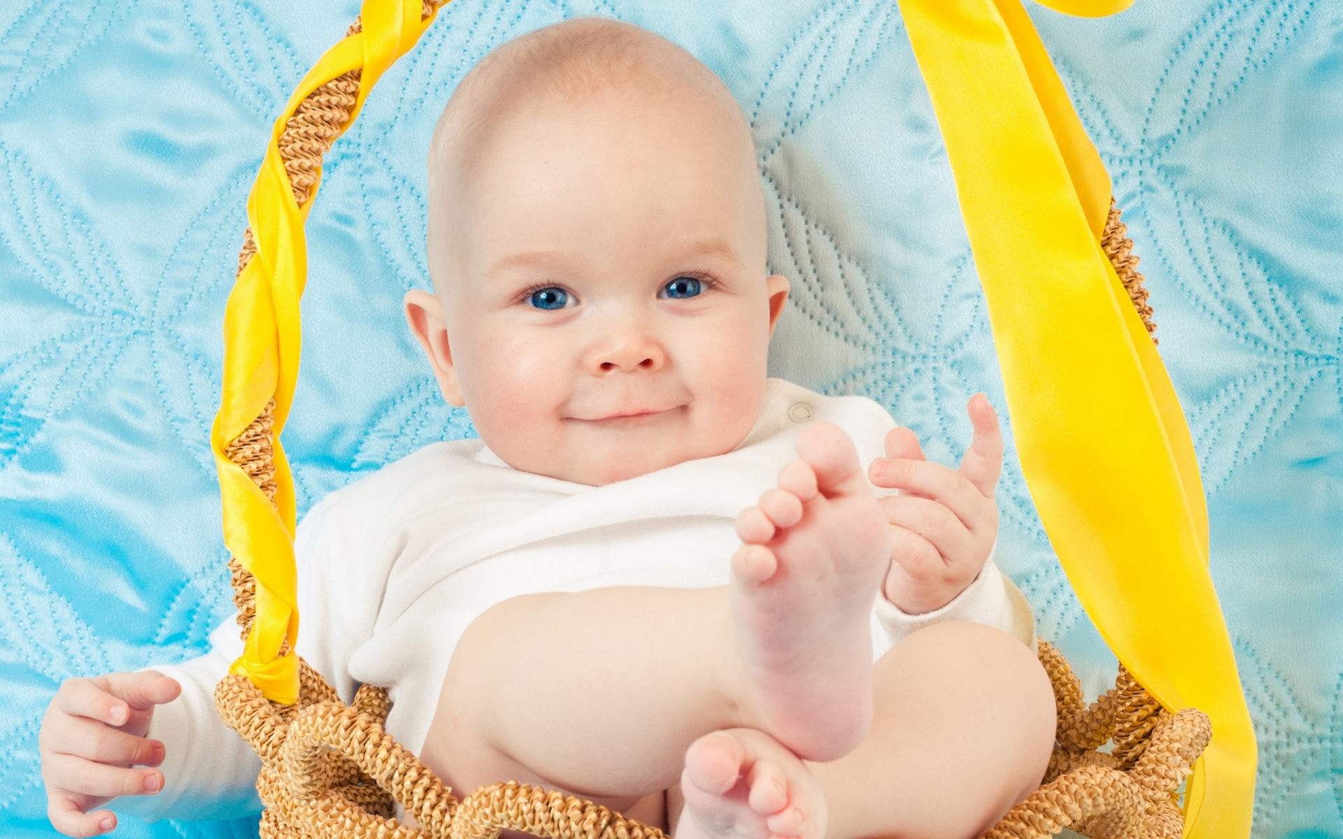 Картинки ребенка, вниз, счастливый, улыбка фото и обои на рабочий стол