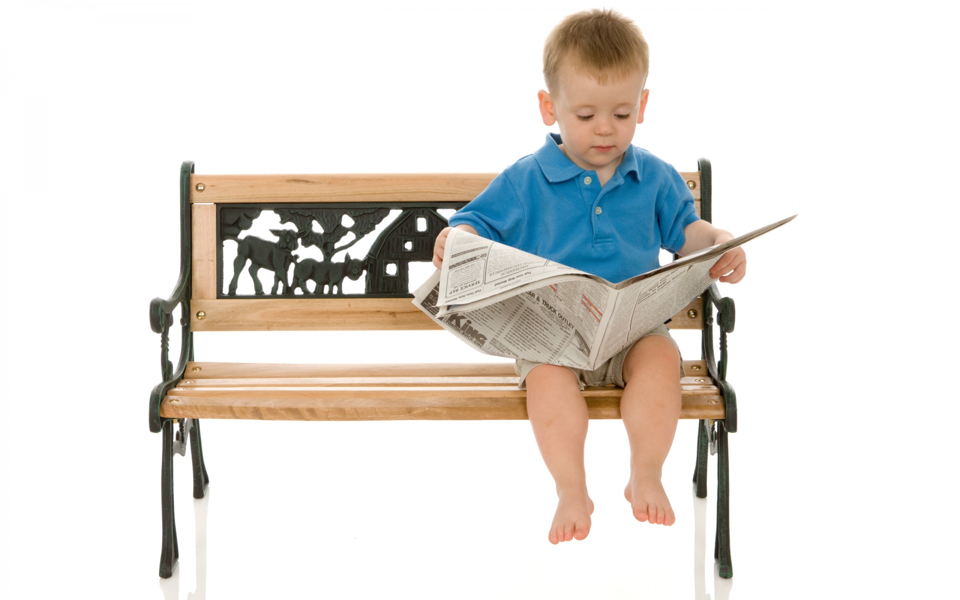 Картинки ребенок, мальчик, скамейки, газеты, чтение фото и обои на рабочий стол