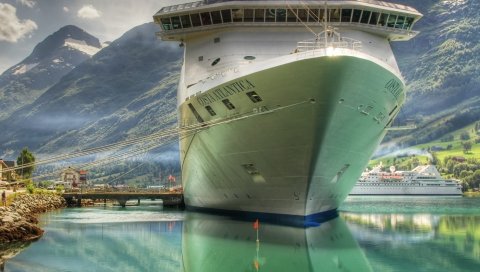 Корабль, огромные горы, море