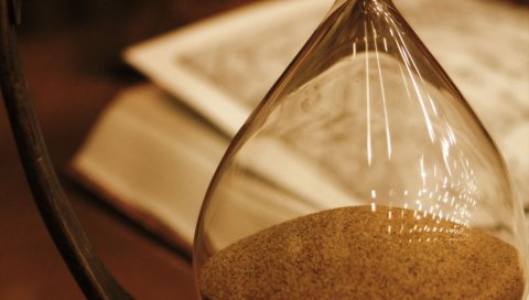 Песочные часы, стекло, книга
