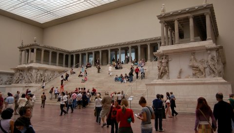 Музей пергамона, берлин, германия, люди, гости, лестница