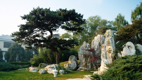 Китай, памятник, персонажи, трава, скалы