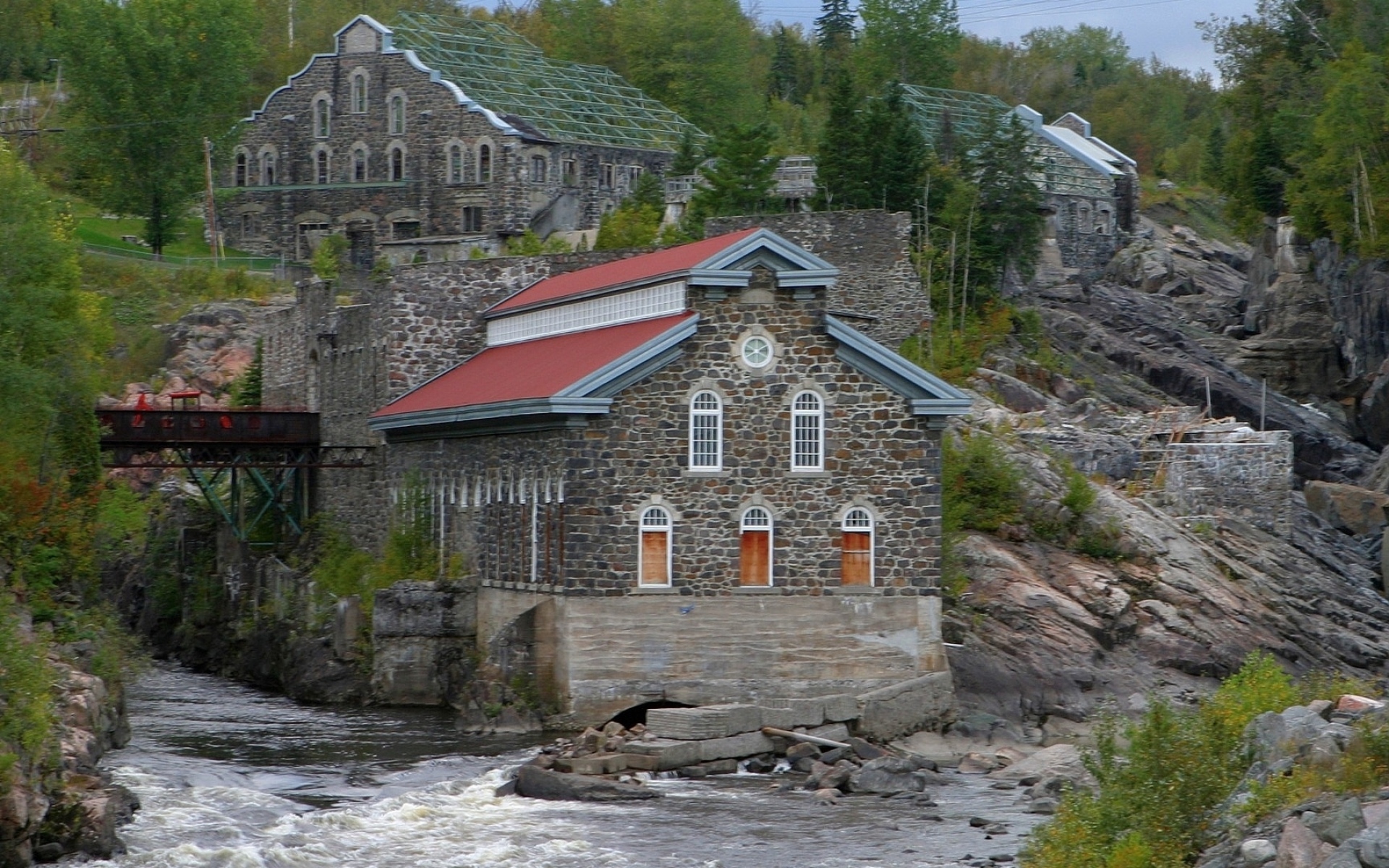 Картинки Dubuc, chicoutimi, canada, здание, скала, холмы, скалы, река фото и обои на рабочий стол