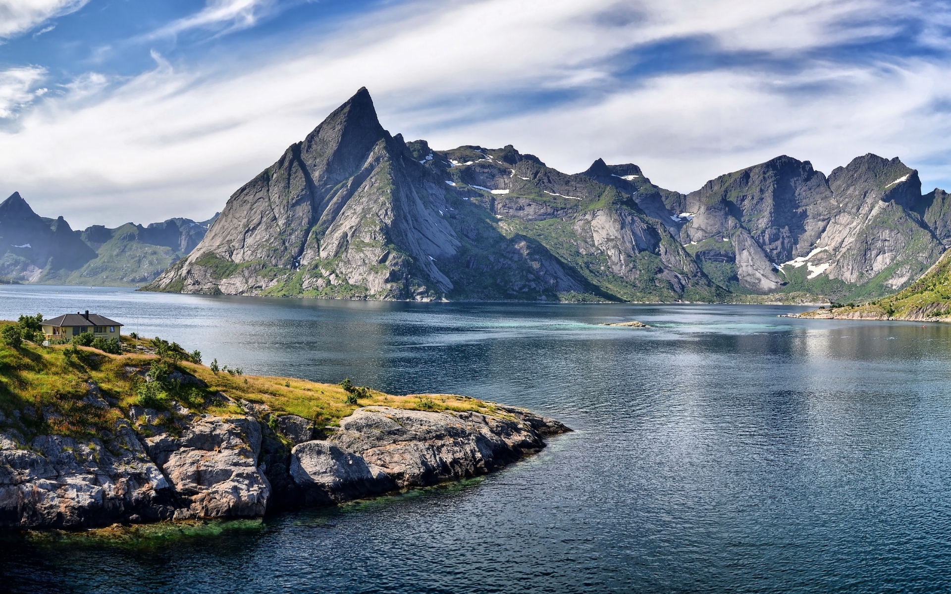 Картинки Горы, острые, вершины, скалы, облака, дом, высота, уединение фото и обои на рабочий стол
