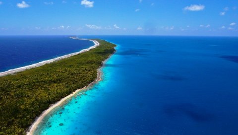 Земля, остров, море, лазурь, пальмы, растительность, горизонт, небо, сверху, расстояние, облака, ясно