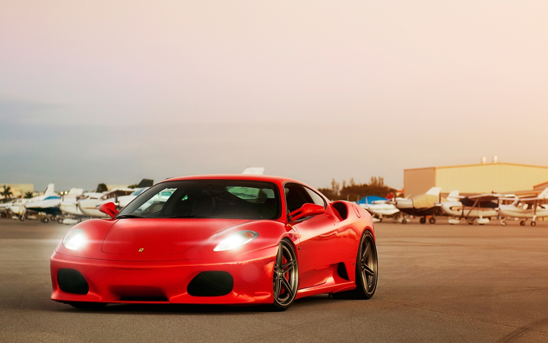 Картинки Ferrari, f430, свет, огни, аэродром фото и обои на рабочий стол