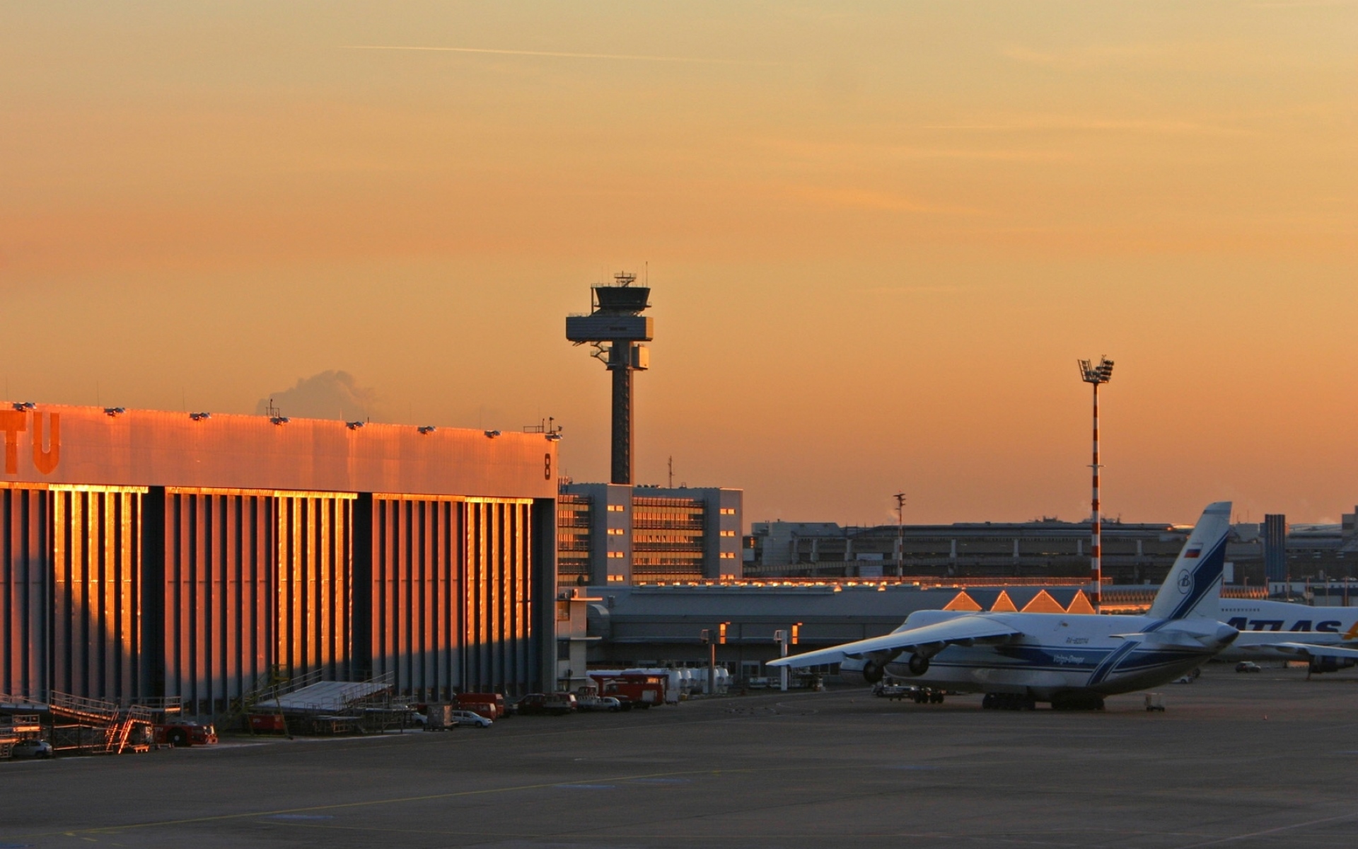 Golden airport. Аэропорт Шереметьево закат. Бахрейн аэропорт. Аэропорт Шереметьево ангар. Красивый аэропорт.