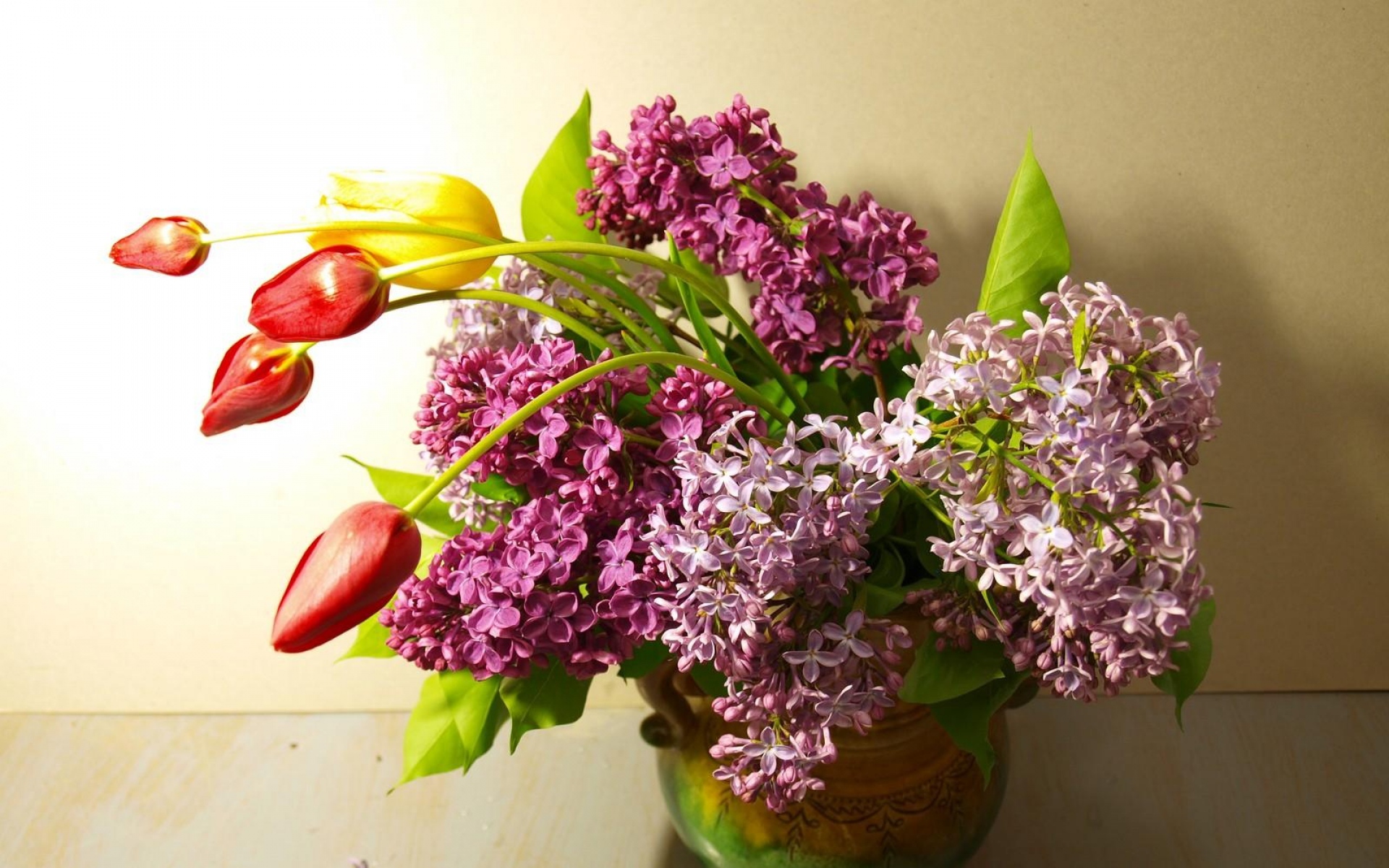 Картинки сирень, цветение, тюльпаны, весна фото и обои на рабочий стол