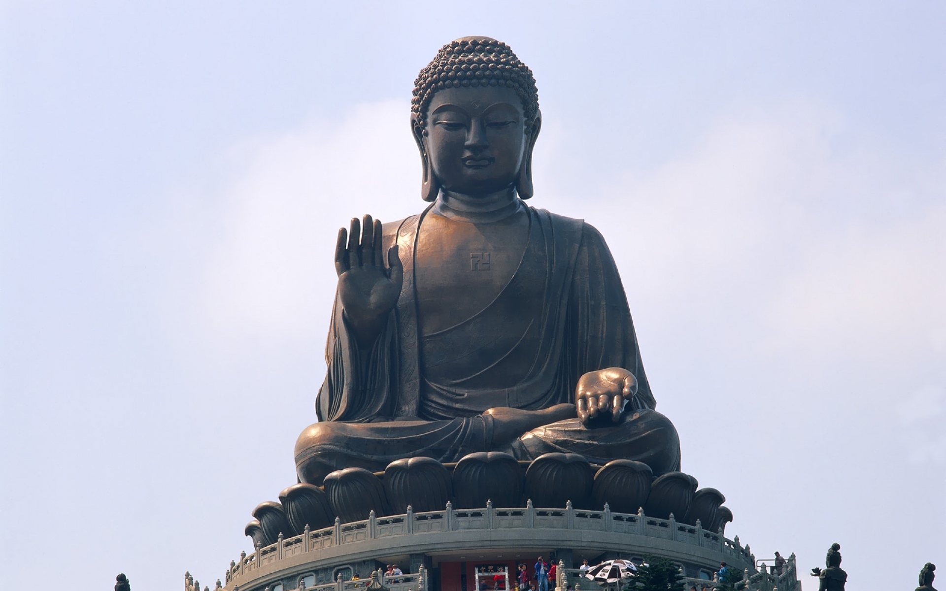 Картинка буда. Большой Будда Лантау Гонконг. Будда Шакьямуни скульптура. Будда Шакьямуни статуя в Индии. Скульптура Будды Гаутамы.
