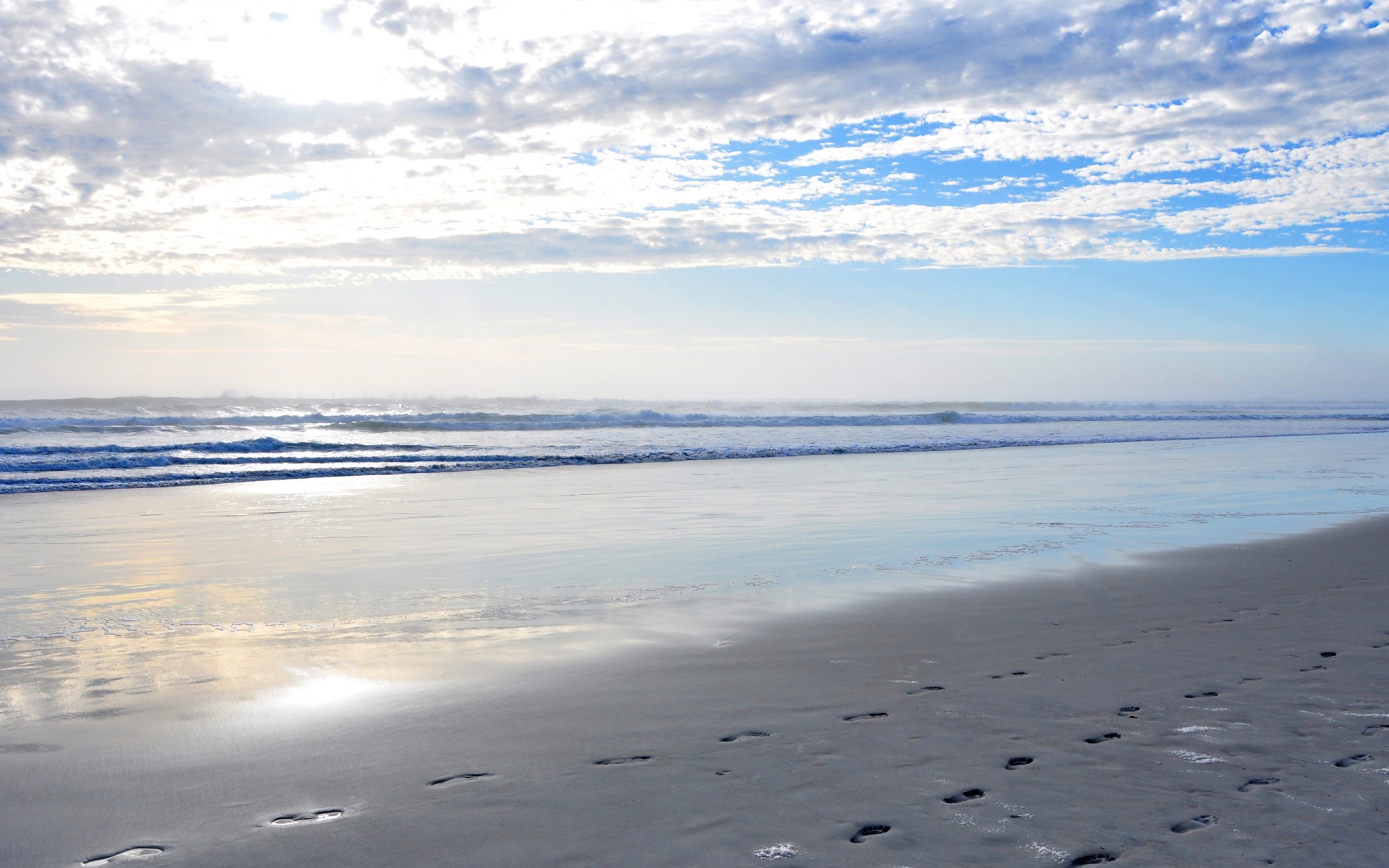 Картинки Песок, следы, пляж, океан, волны, побережье, небо, облака, лазурь, просвет фото и обои на рабочий стол
