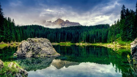 Озеро, камень, блок, середина, поверхность воды, горы, лес, хвойные