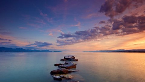 Камни, путь, море, облака, тишина
