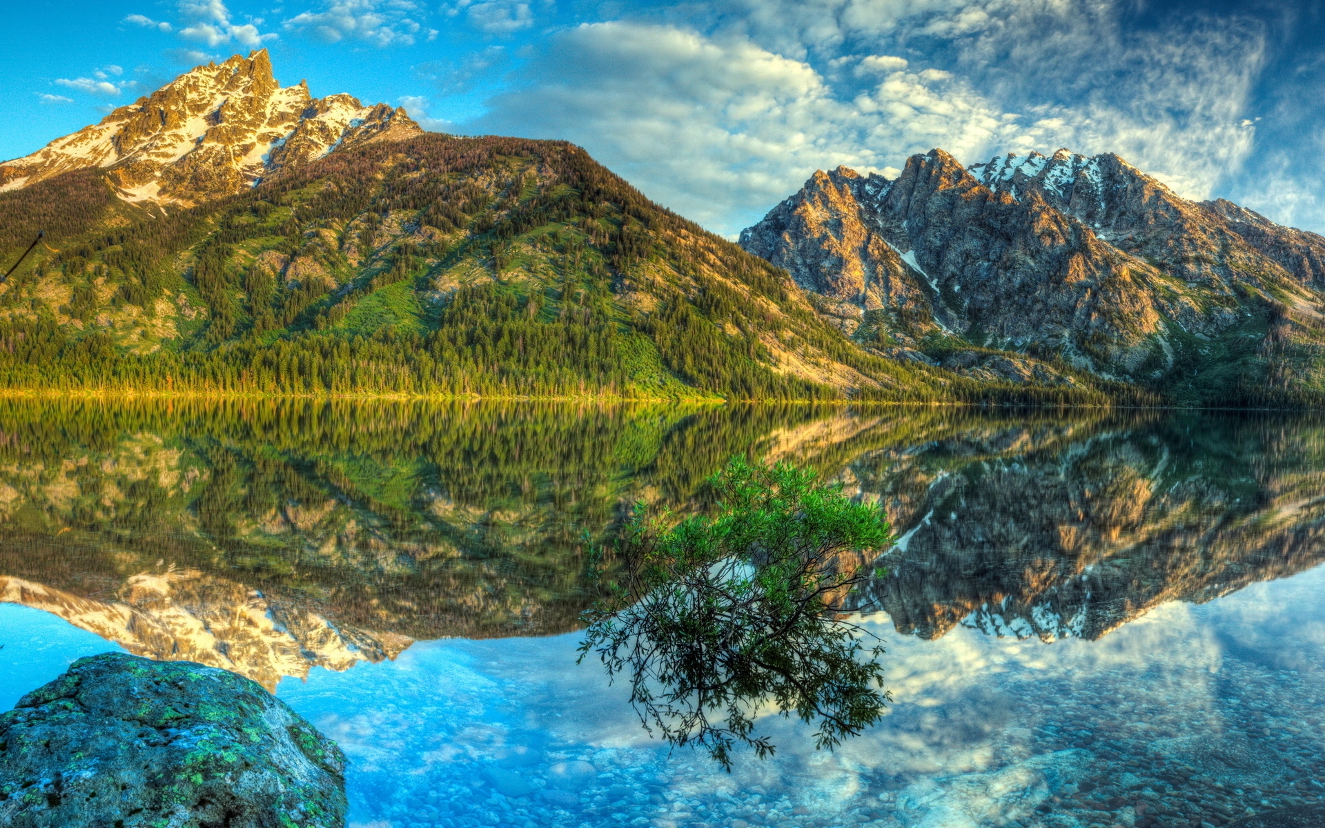 Картинки Горы, озеро, отражение, зеркало, облака, ярко, небо, куст фото и обои на рабочий стол