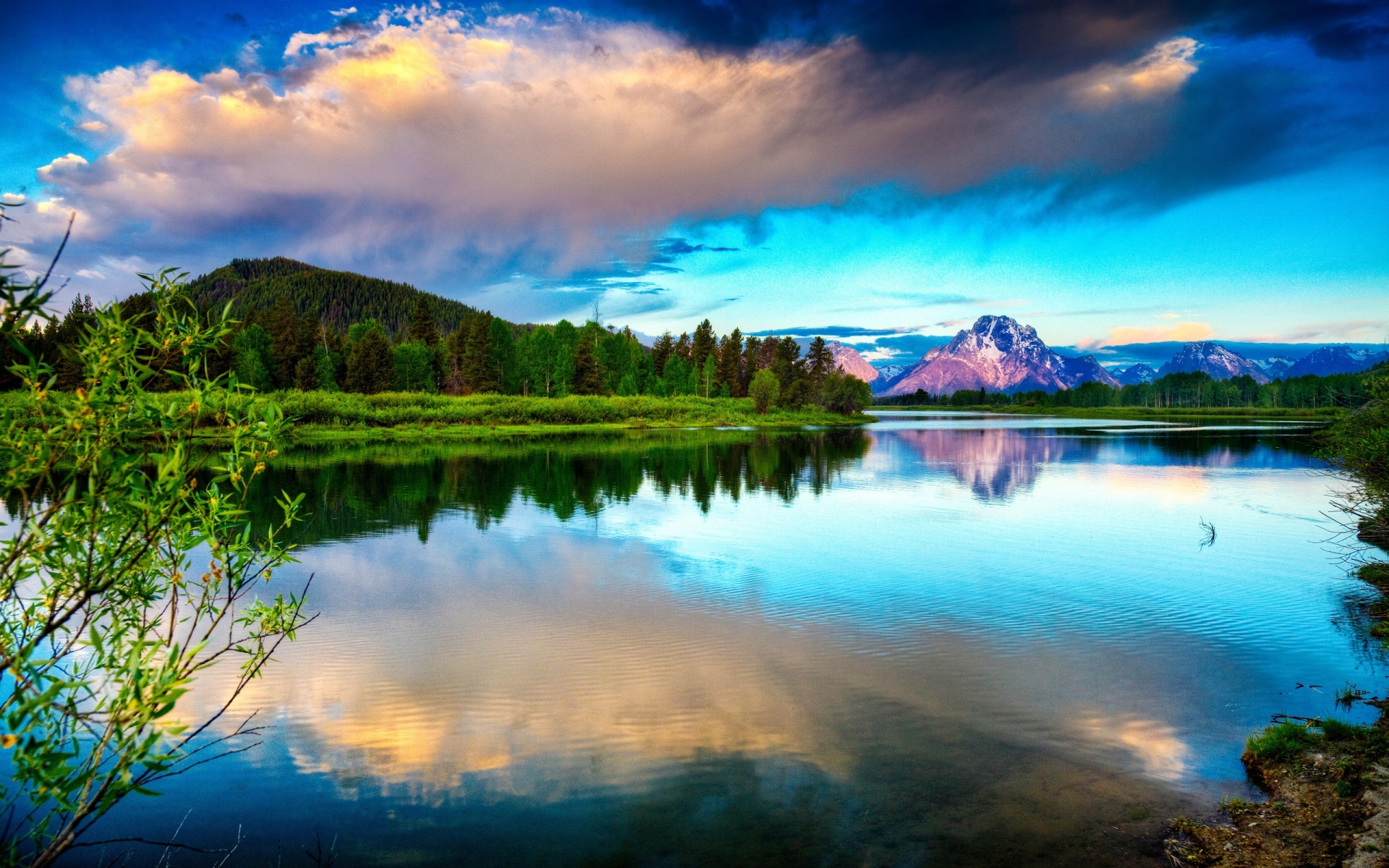 Картинки Озеро, горы, облака, небо, ярко, гладкая вода, контраст фото и обои на рабочий стол