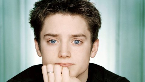 Elijah wood, актер, голубые глаза, кольцо, рука