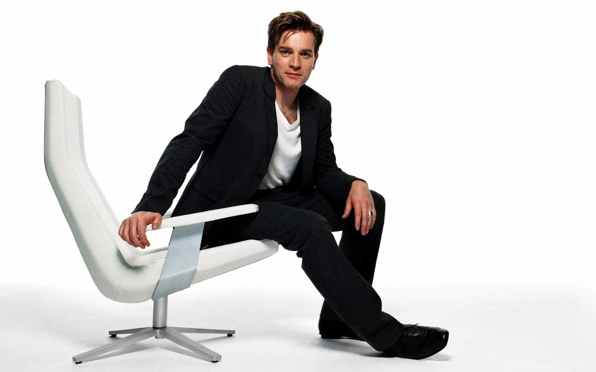Картинки Ewan mcgregor, стул, куртка, актер, знаменитость фото и обои на рабочий стол