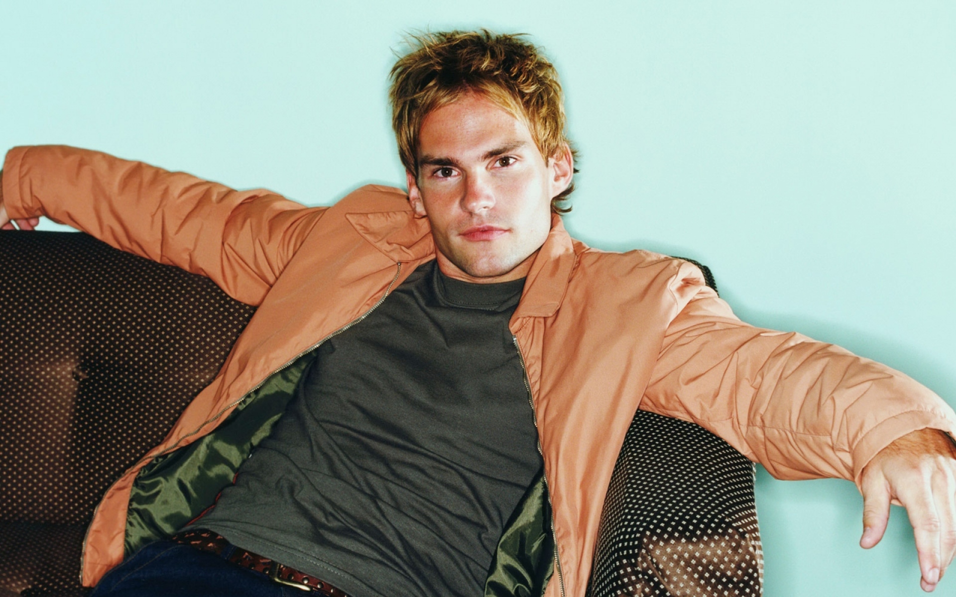 Картинки Seann william scott, пальто, оружие, стул, взгляд фото и обои на рабочий стол