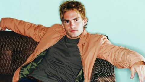 Seann william scott, пальто, оружие, стул, взгляд
