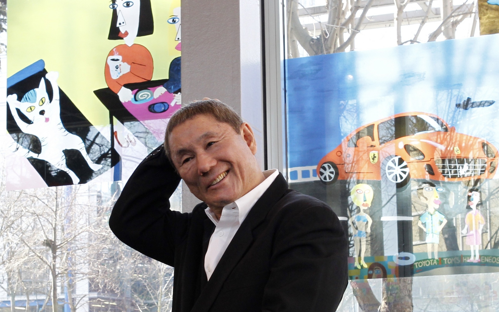 Картинки Takehi kitano, знаменитость, плакаты, стекло, куртка, рубашка, улыбка фото и обои на рабочий стол