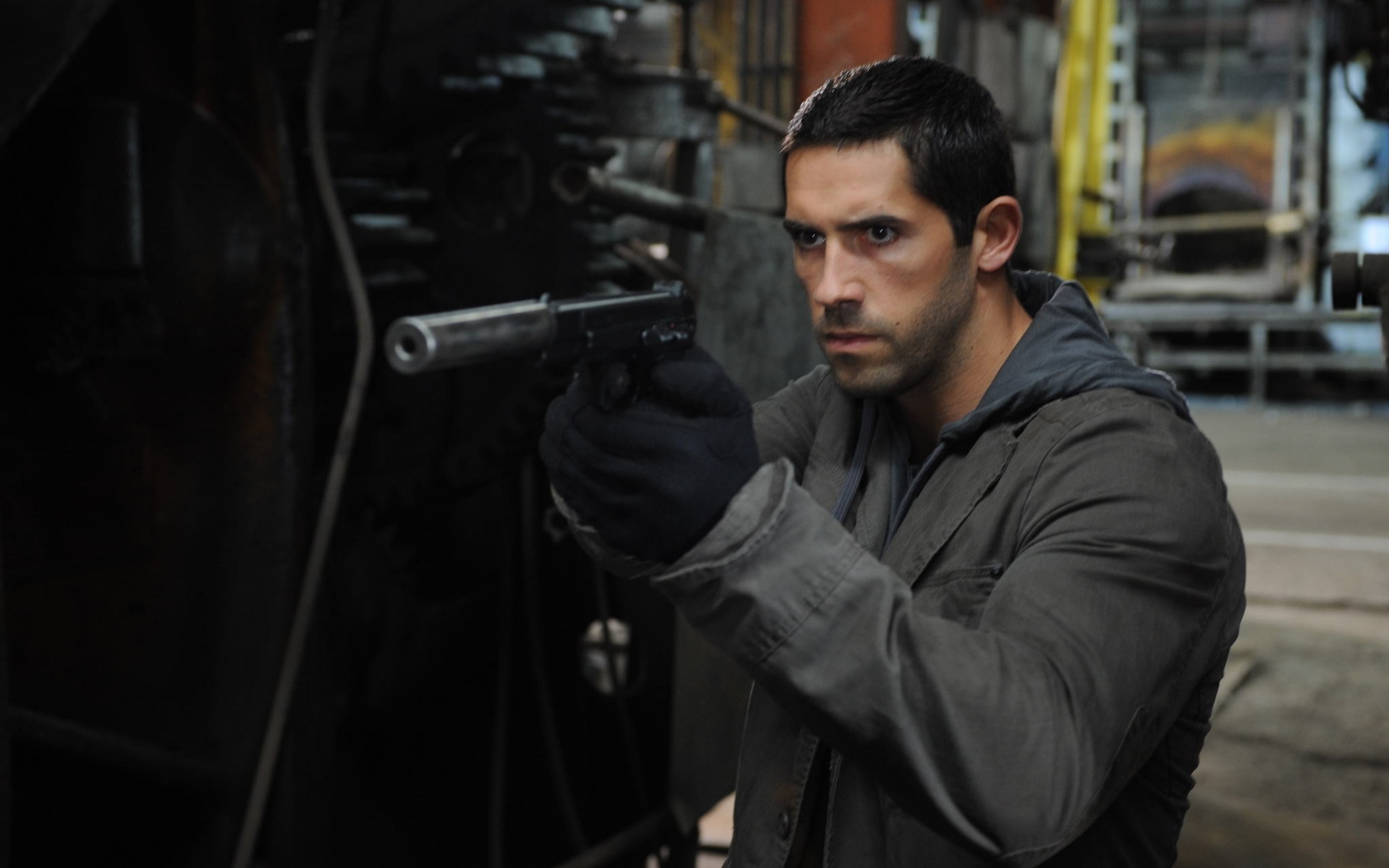 Картинки Scott adkins, оружие, перчатки, фото и обои на рабочий стол