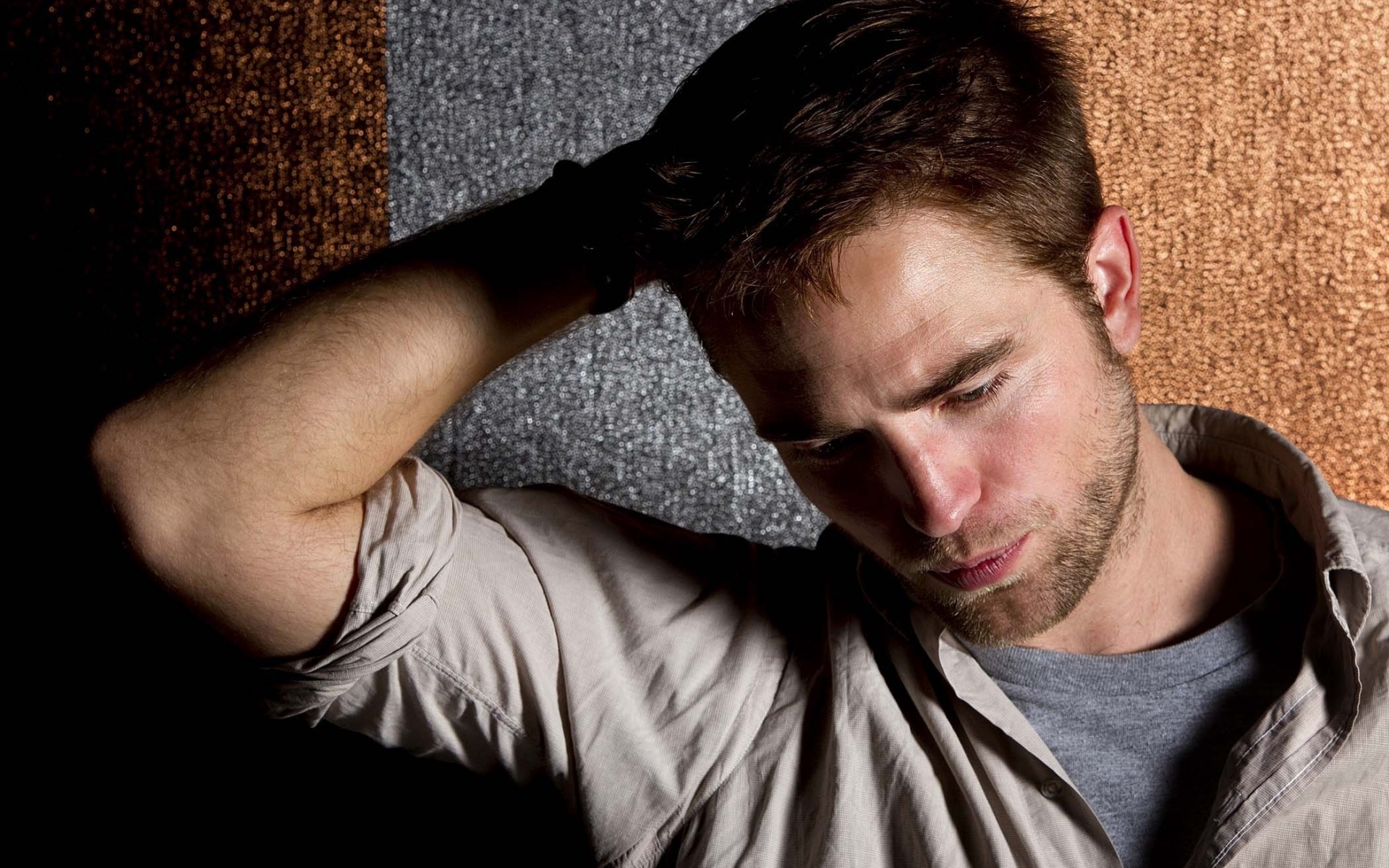 Картинки Robert pattinson, щетина, актер, рубашка фото и обои на рабочий стол