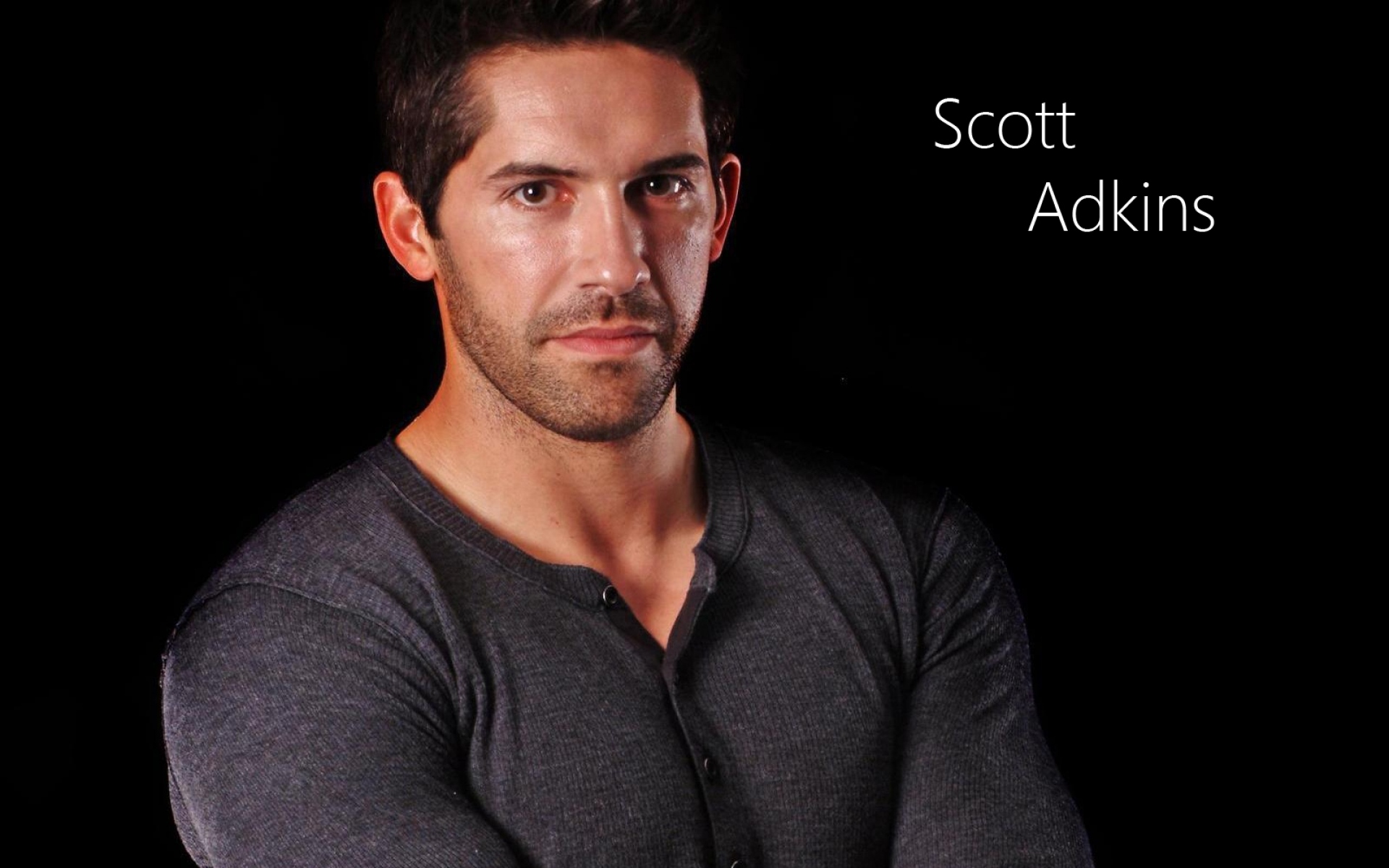 Картинки Scott adkins, брюнетка, лицо, волосы, мышцы, куртка, черный фон фото и обои на рабочий стол