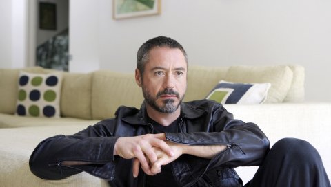Robert downey jr, комната, волосы, сидя, куртка, диван