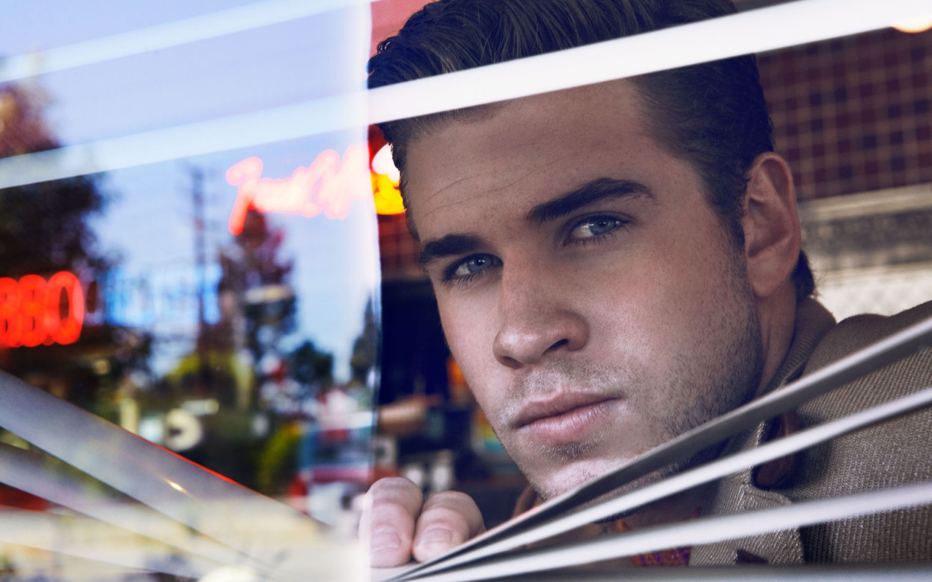 Картинки Liam hemsworth, мнение, знаменитость, жалюзи, отражение фото и обои на рабочий стол
