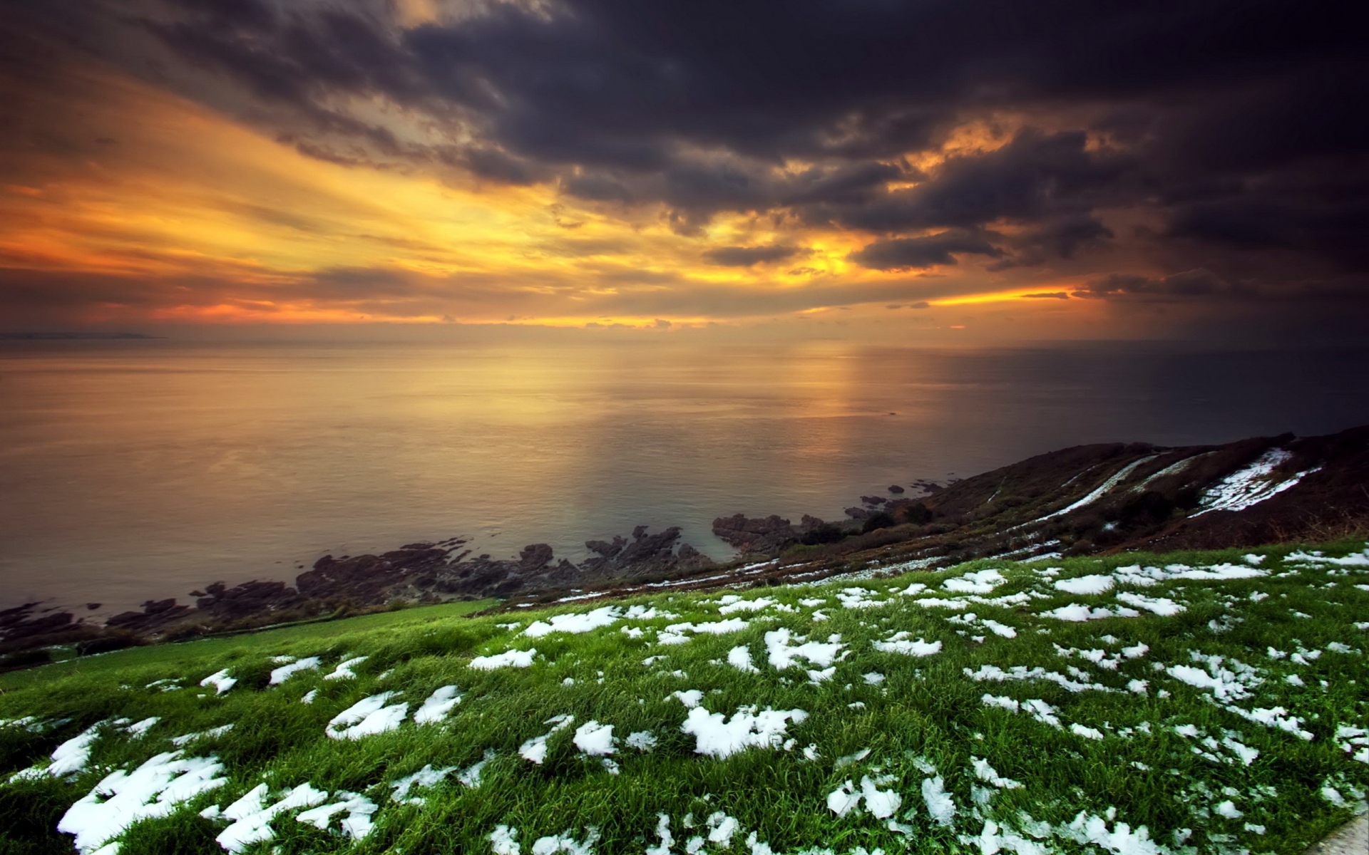 Картинки снег, трава, зеленый, берег, море, облака, небо, оранжевый, закат, аномалия фото и обои на рабочий стол