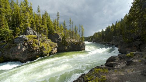 река, ручей, берега, скалистые, небо, облачно, мутная вода
