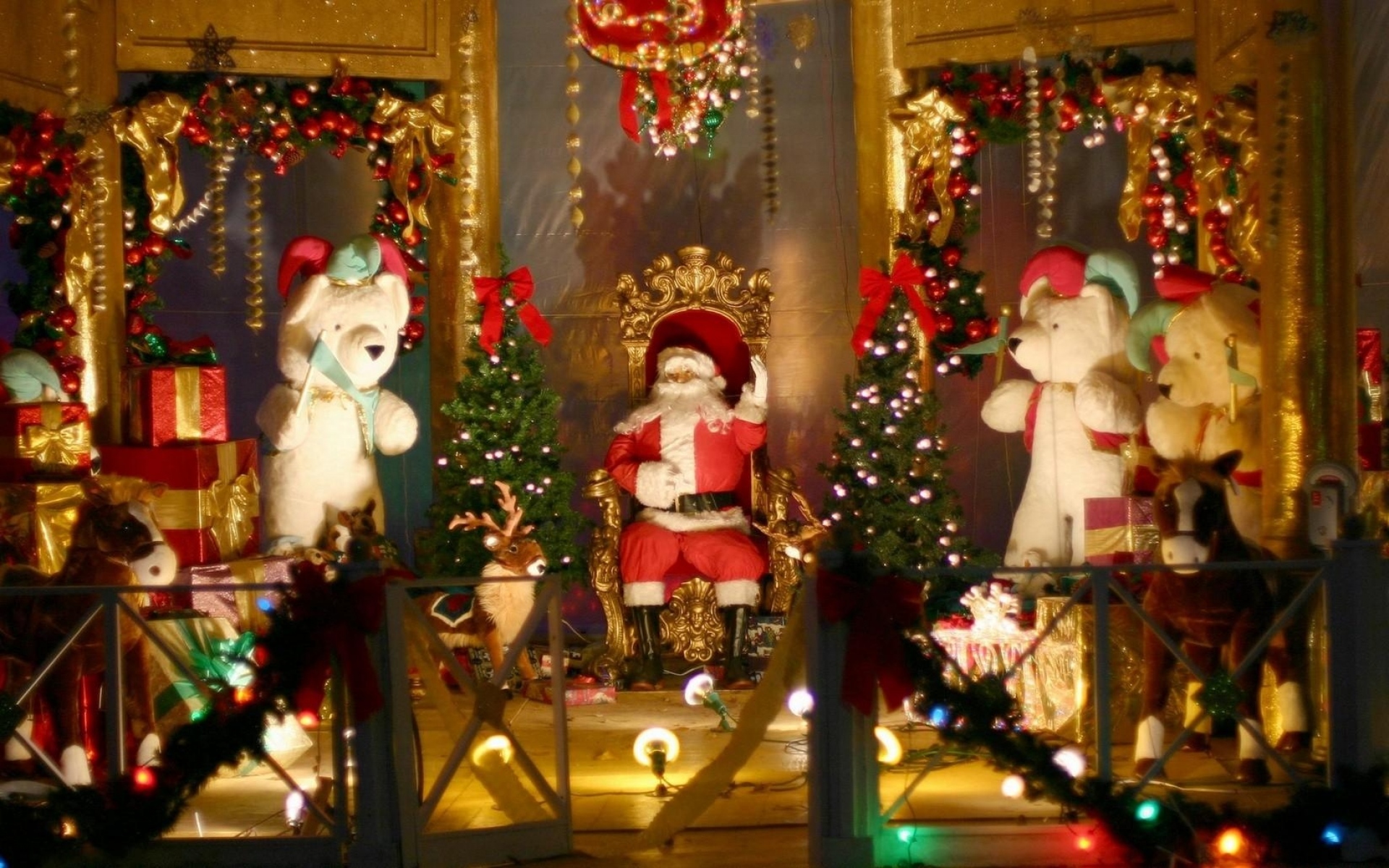 Картинки Санта-Клаус, стул, медведи, игрушки, подарки, фехтование, деревья, украшения, рождество фото и обои на рабочий стол